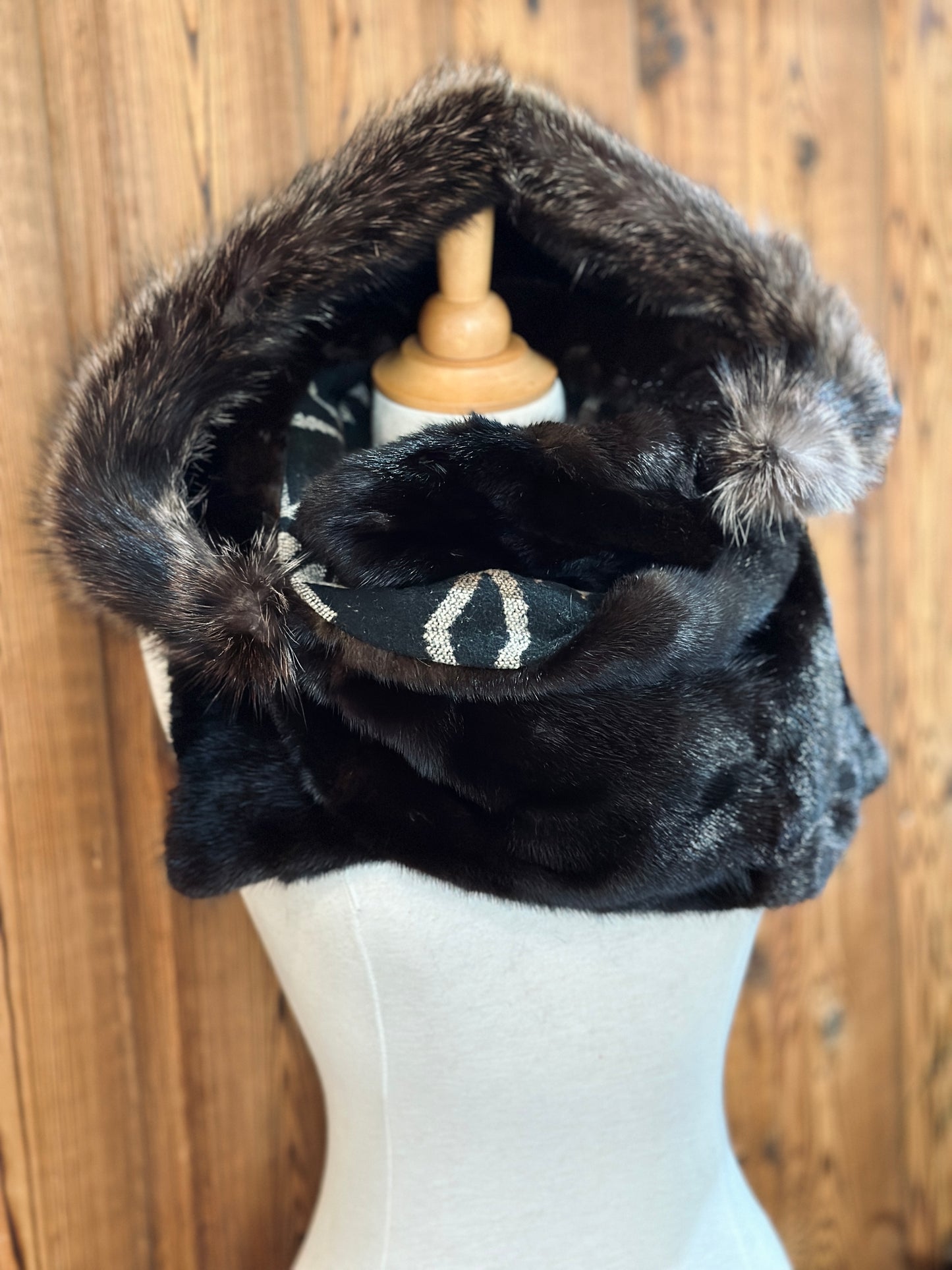 Foulard à capuchon amovible et réversible