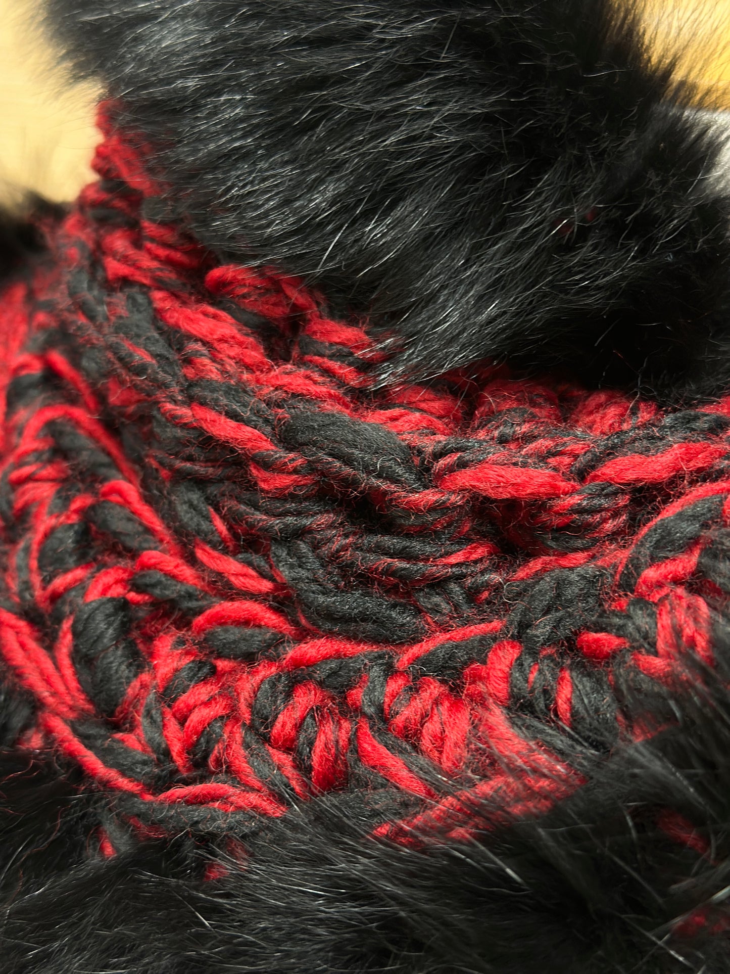 Foulard rouge et noir avec fourrure recyclée
