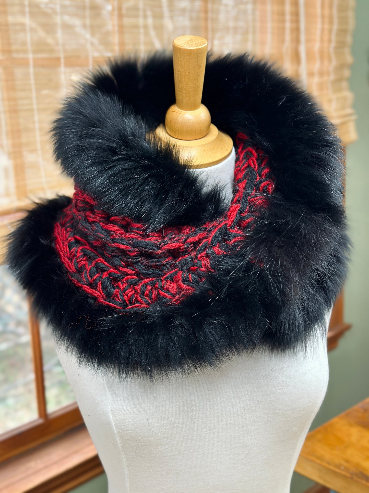 Foulard rouge et noir avec fourrure recyclée