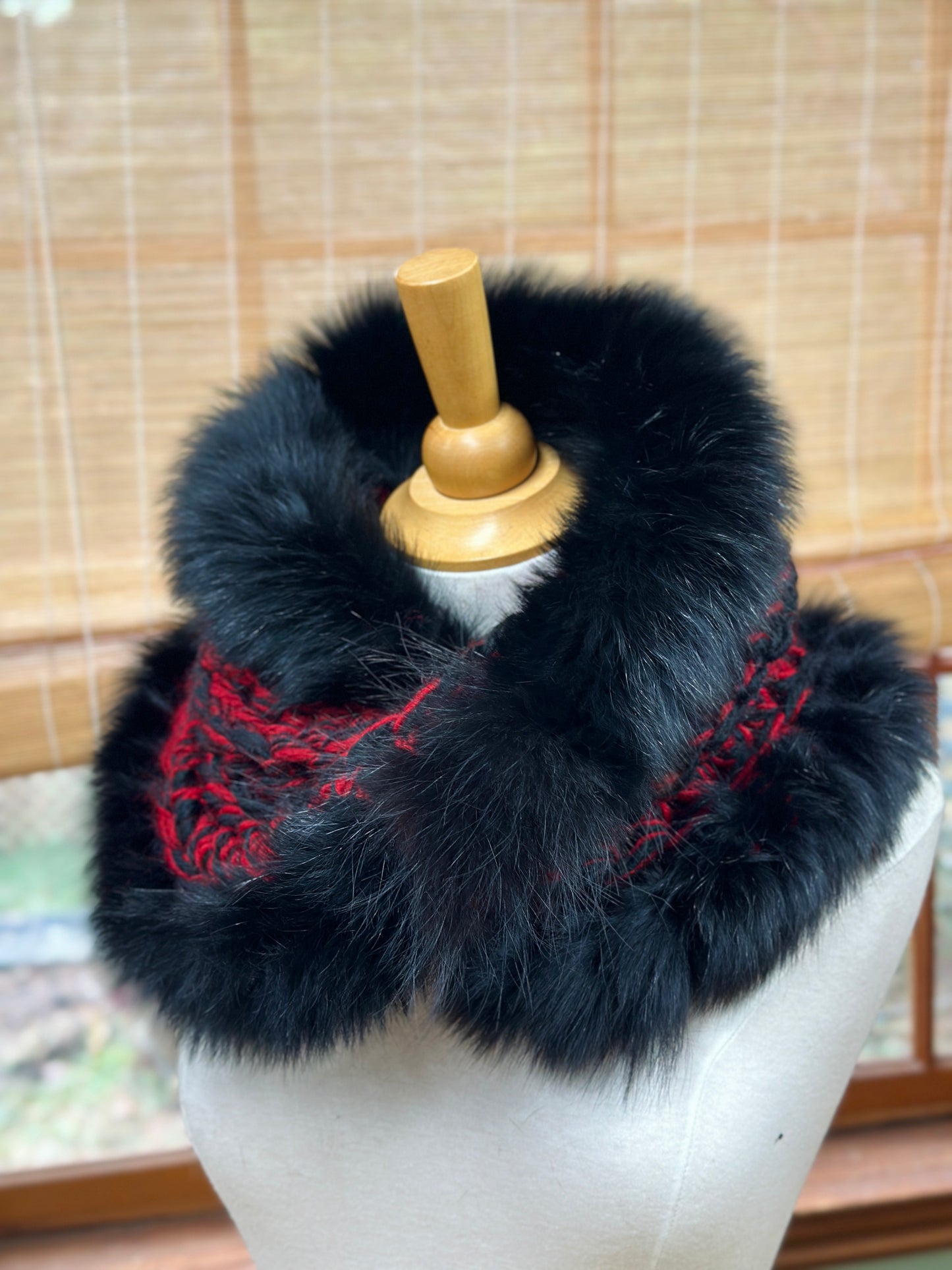 Foulard rouge et noir avec fourrure recyclée