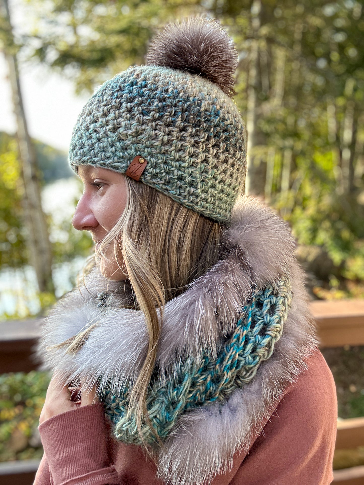 Ensemble tuque à pompon et foulard avec fourrure