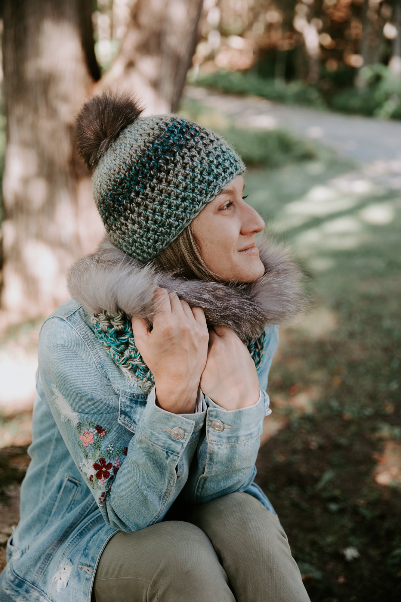 Ensemble tuque à pompon et foulard avec fourrure