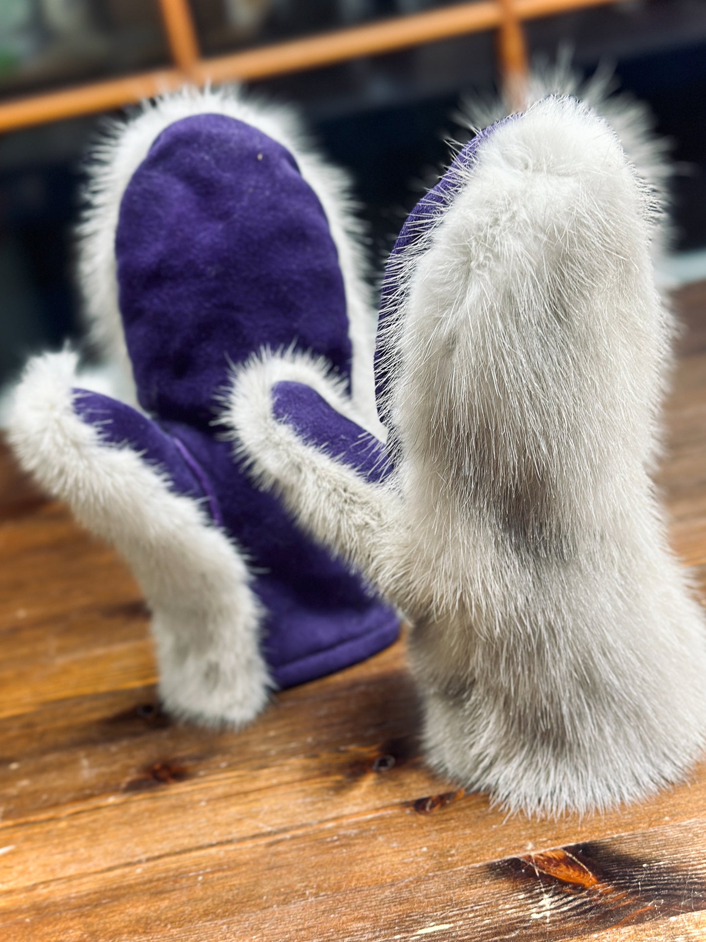 Mitaines en suède mauve recouverte de fourrure recyclée