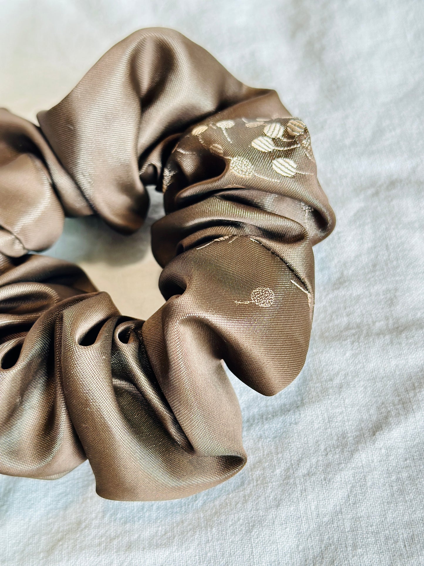 Chouchou satiné à motif marron ton sur ton /Satin-finish scrunchie with tone-on-tone brown pattern