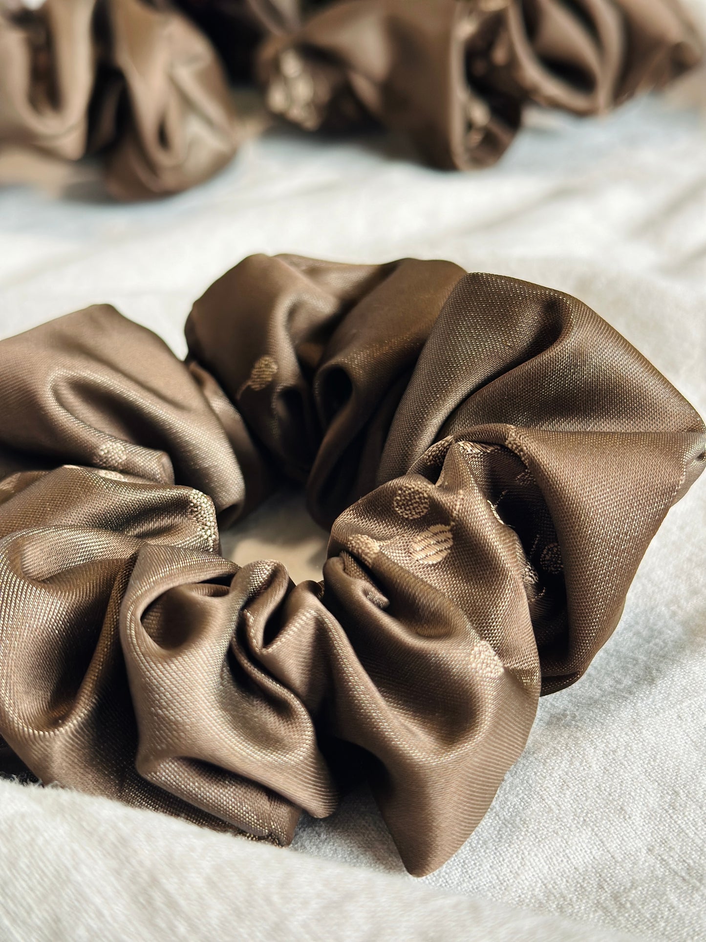 Chouchou satiné à motif marron ton sur ton /Satin-finish scrunchie with tone-on-tone brown pattern