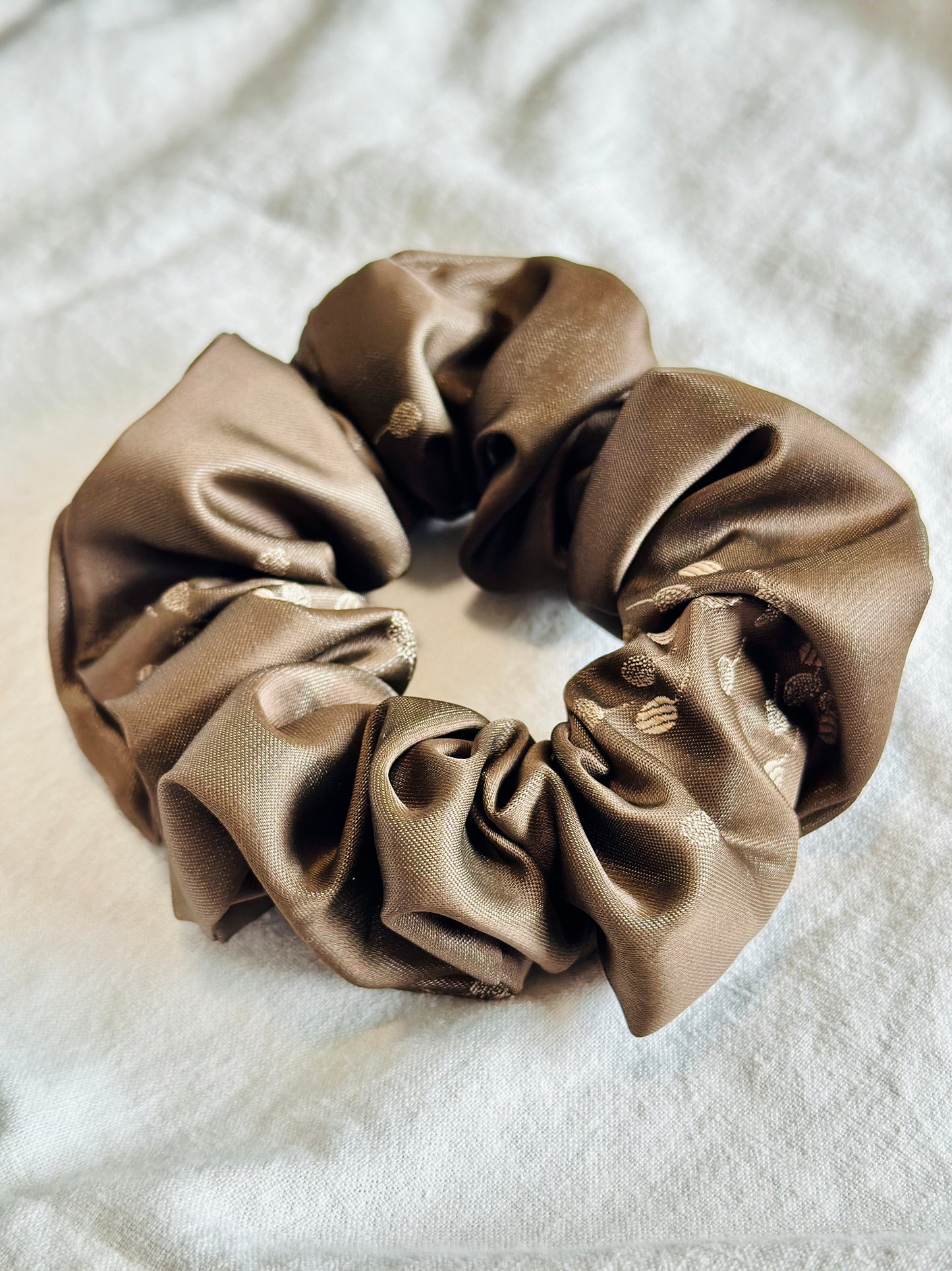 Chouchou satiné à motif marron ton sur ton  /Satin-finish scrunchie with tone-on-tone brown pattern 