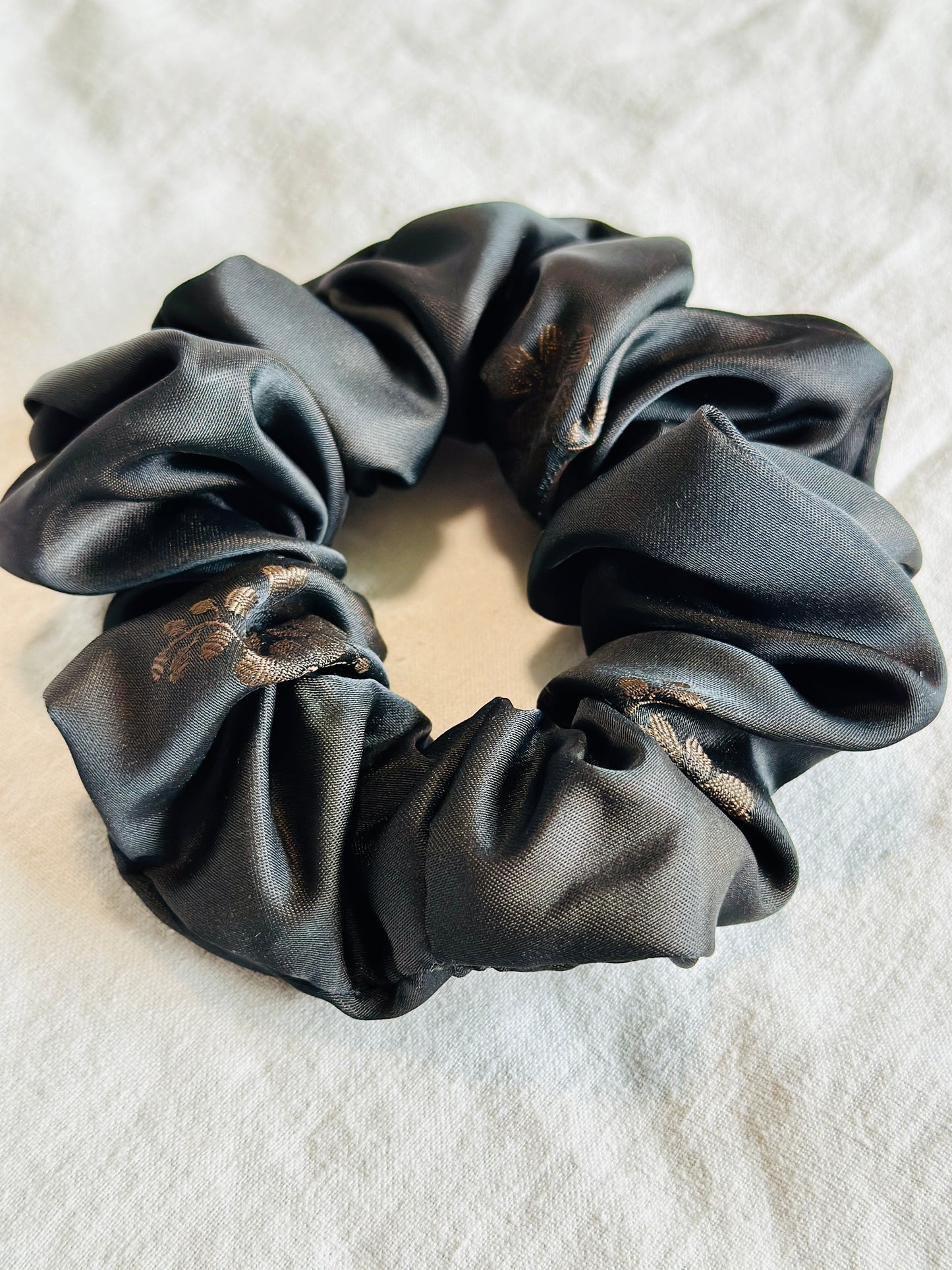 Chouchou satiné / Noir avec fleurs