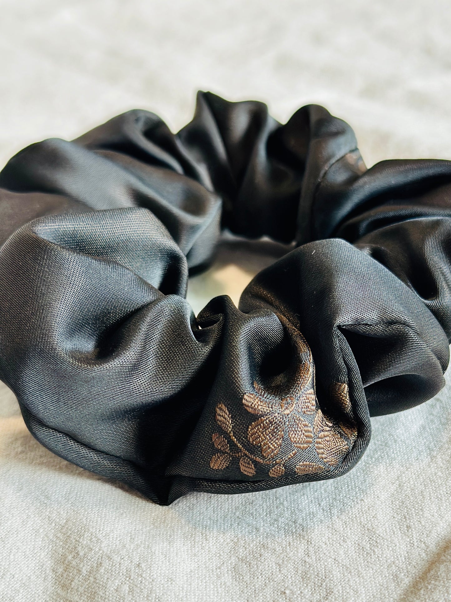 Chouchou satiné / Noir avec fleurs