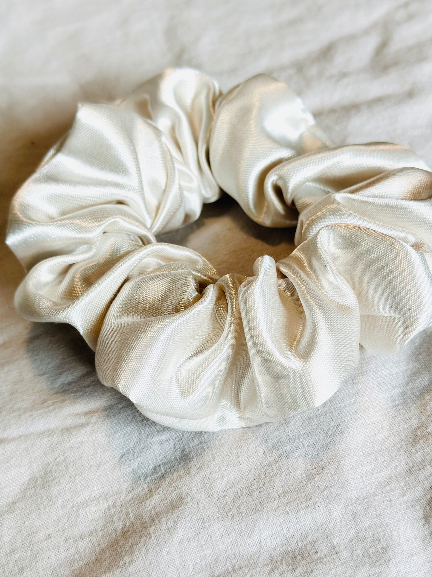 chouchou pour cheveux en satin ivoire / Satin Hair Scrunchies