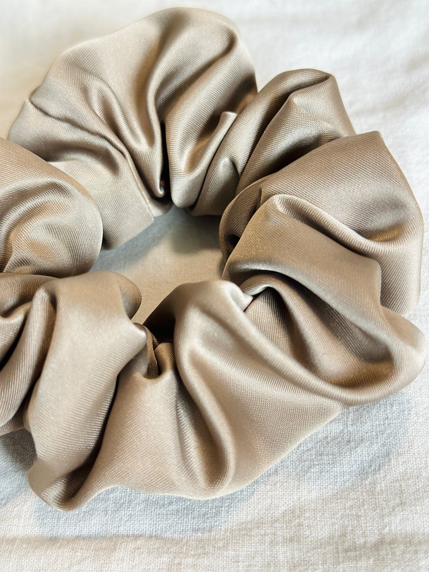 Chouchou satiné Beige / Beige satin-finish scrunchie