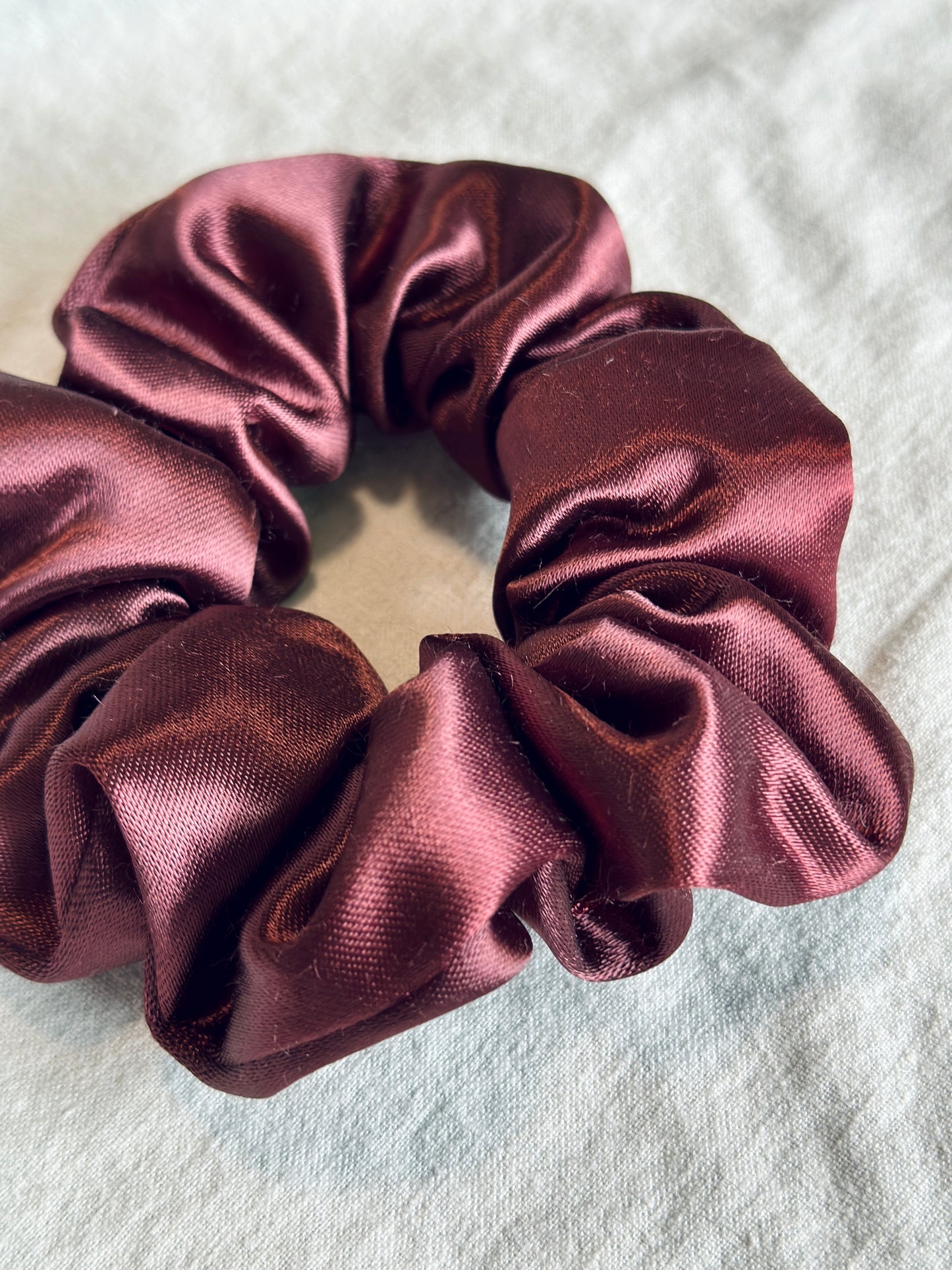 Chouchou satiné et soyeux fait de tissu recyclé, respectueux de l'environnement.