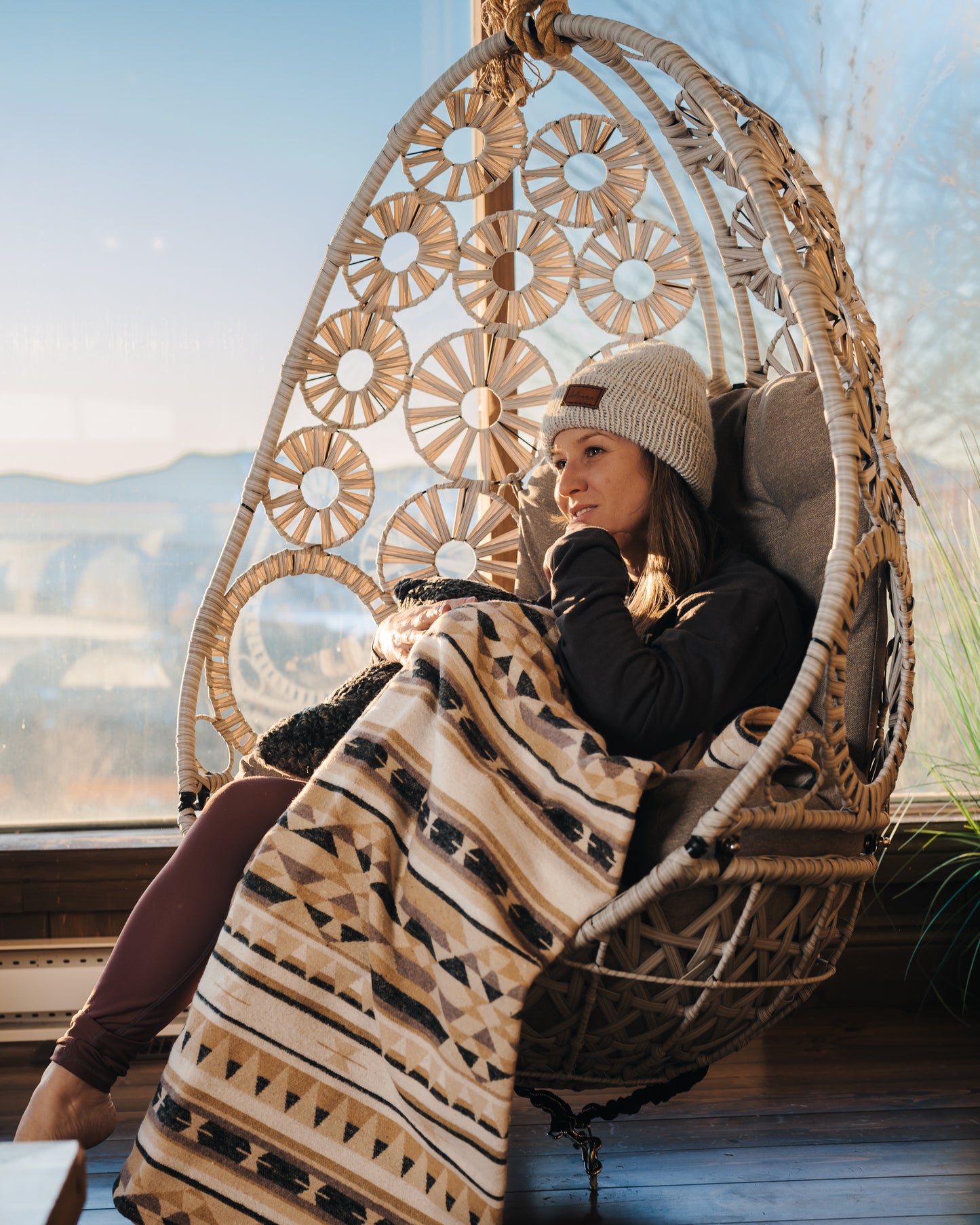 Jeune femme assise avec tuque et jetée Hélènou