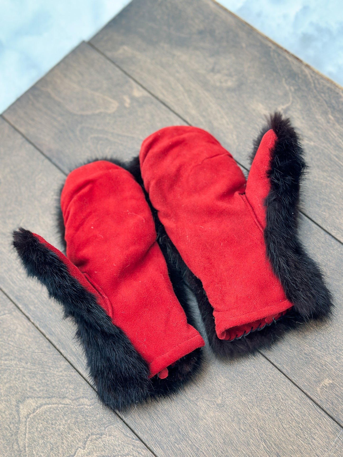 Mitaines en suède rouge dessus fourrure recyclée