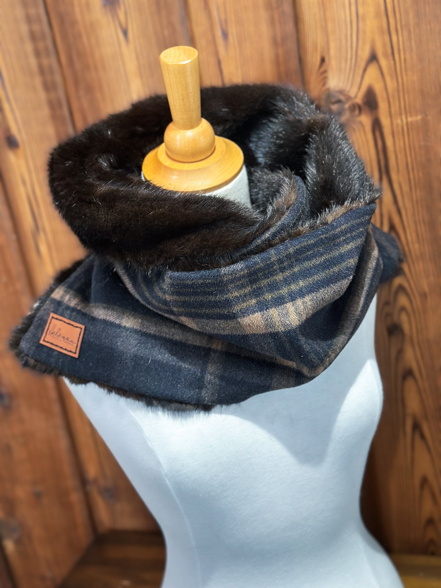 Foulard à capuchon amovible et réversible