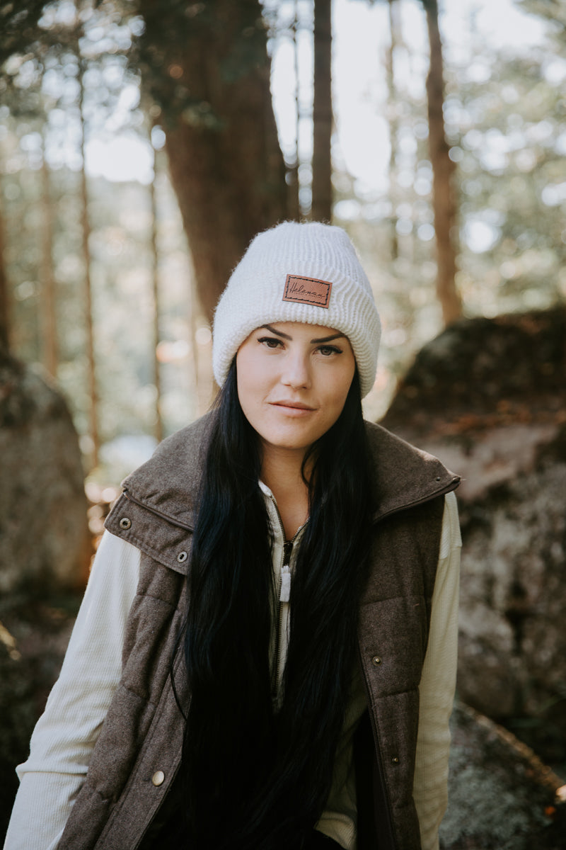 Jeune femme autochtone avec tuque hélènou couleur