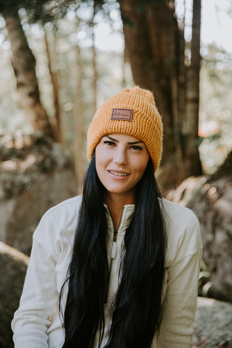 tuque couleur orange Hélènou avec revers