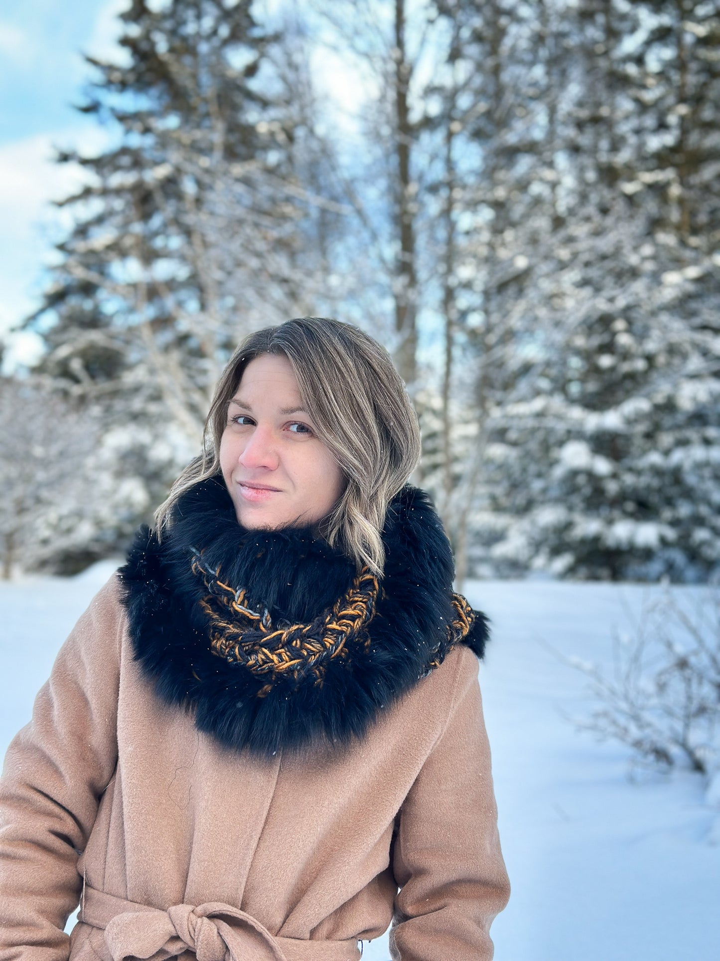 Foulard jaune et noir avec fourrure recyclée