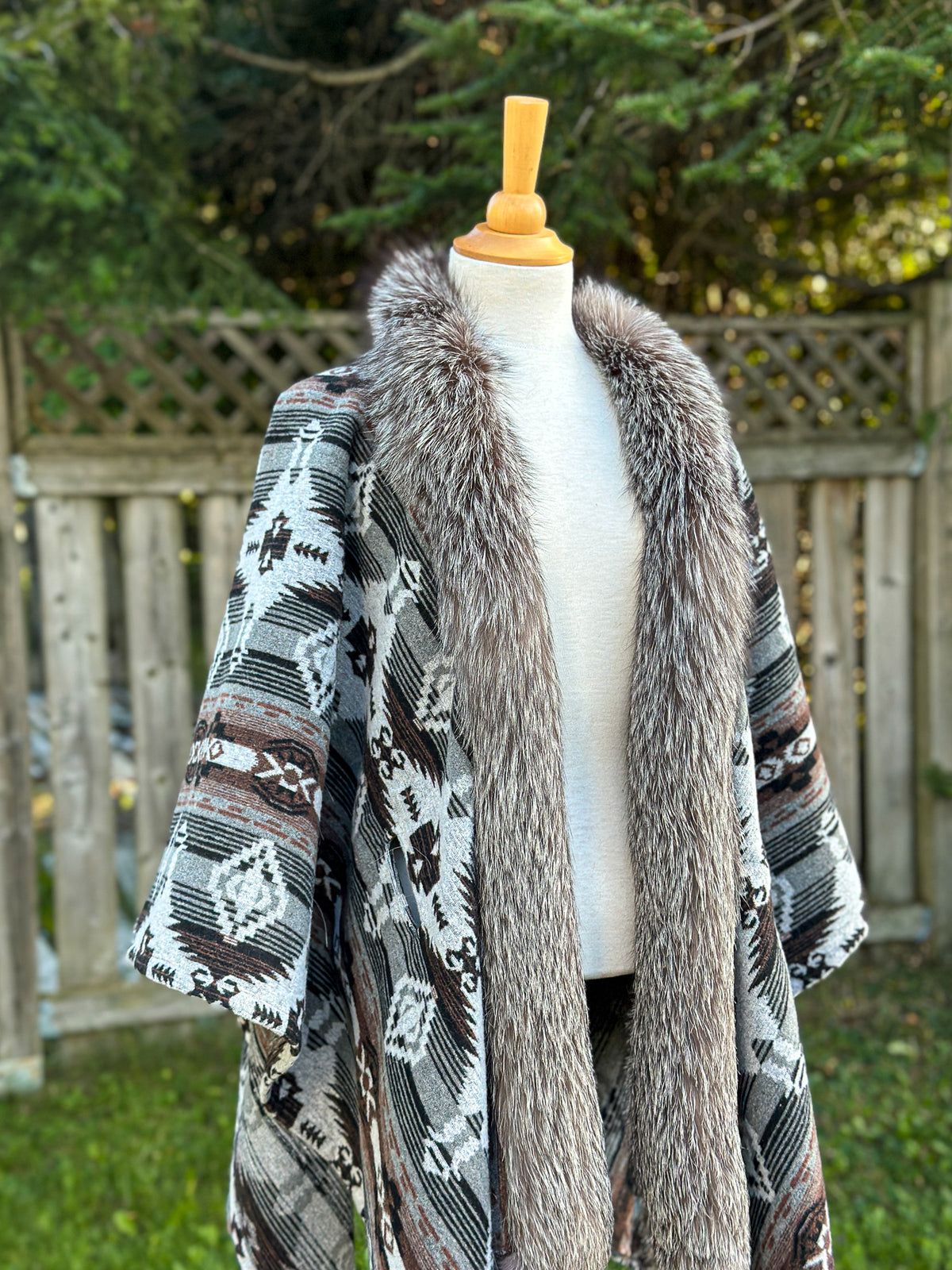 Châle couverture avec fourrure recyclée - Noir et gris