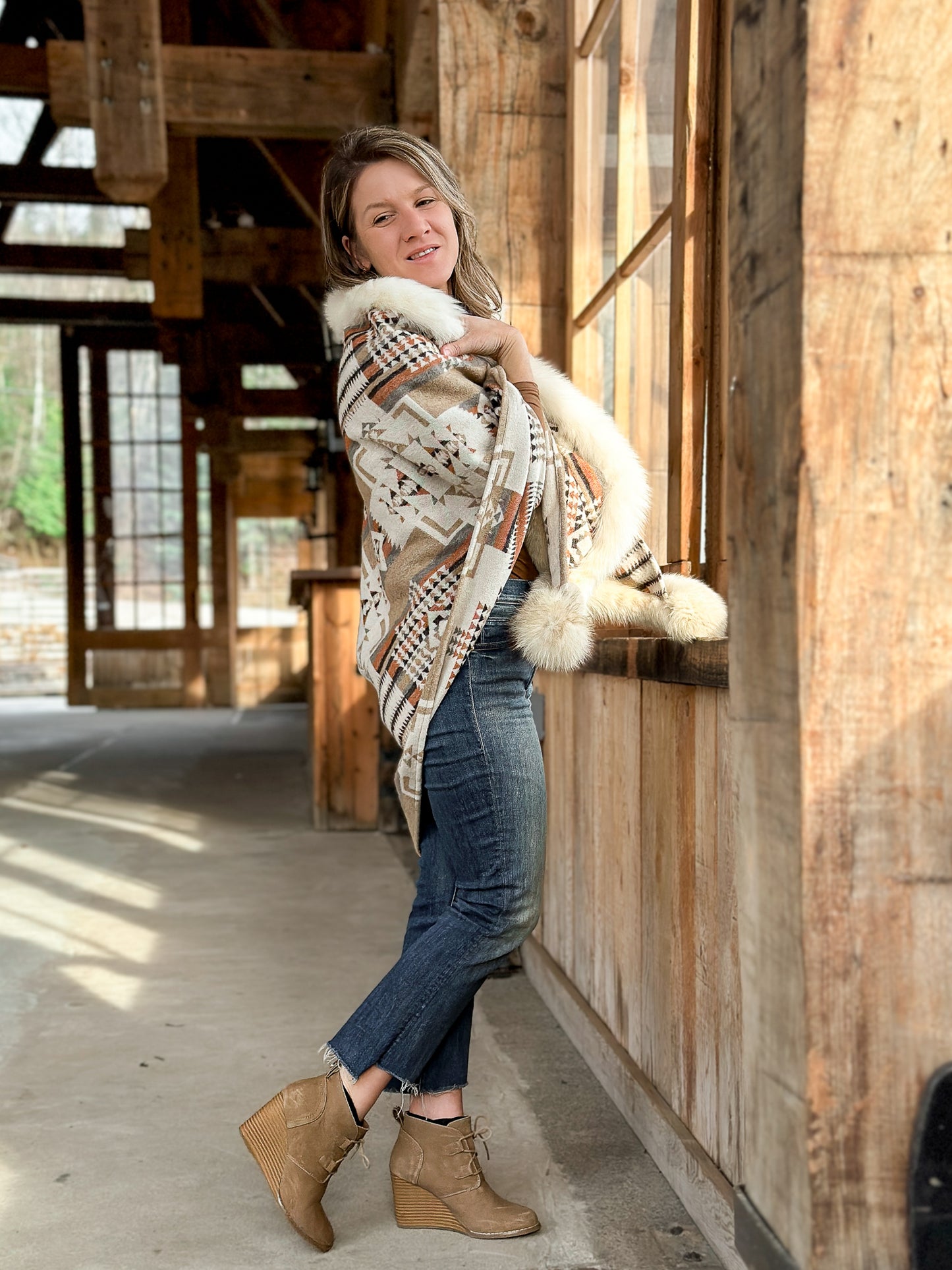 Shawl with fur