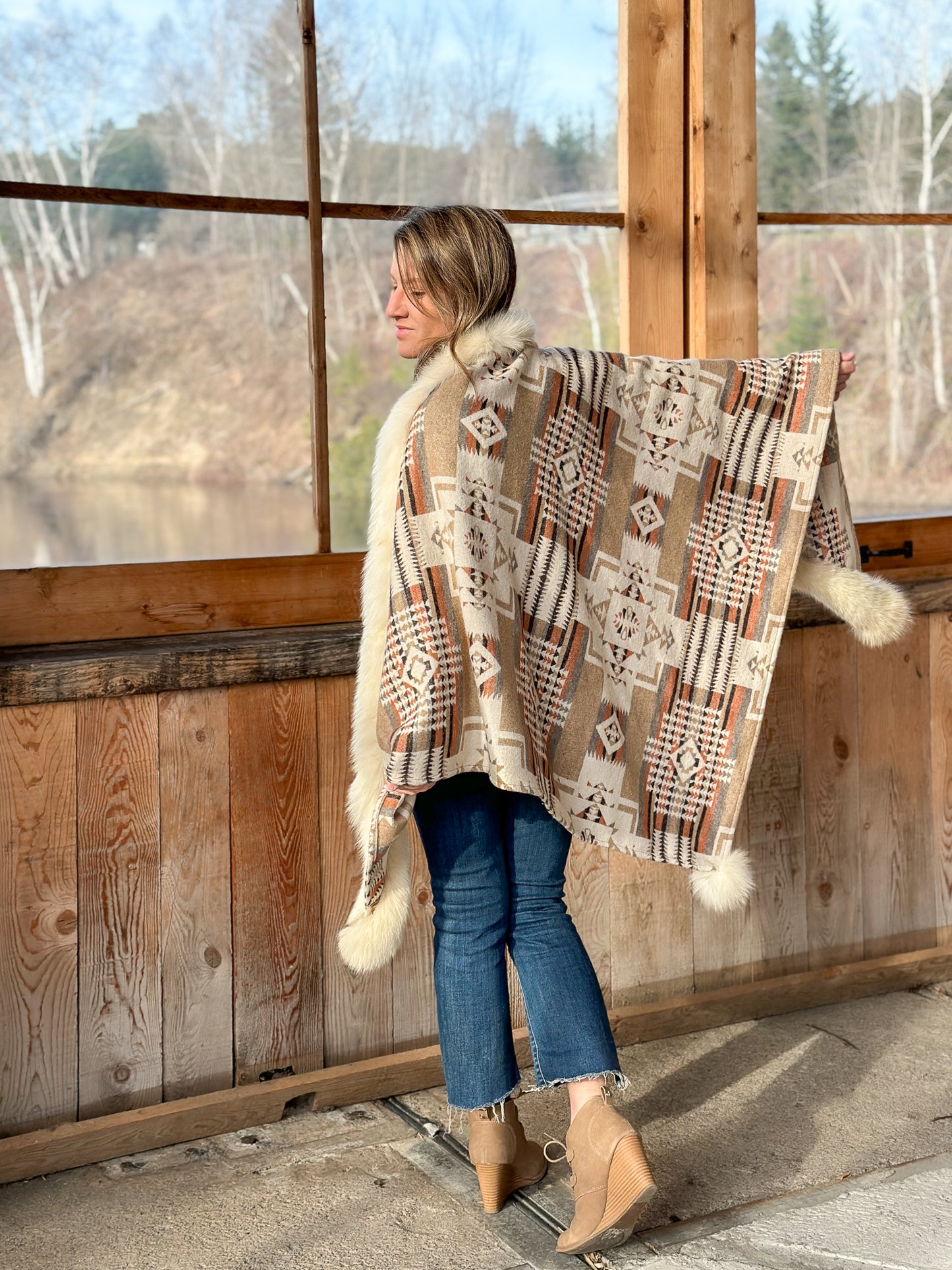 Shawl with fur
