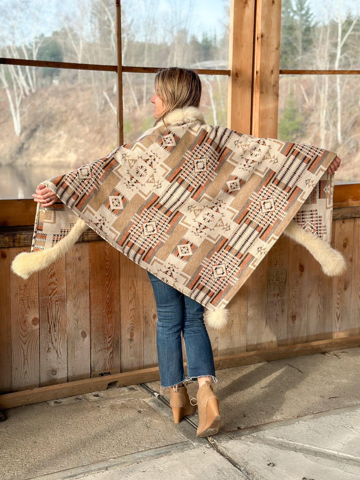 Shawl with fur