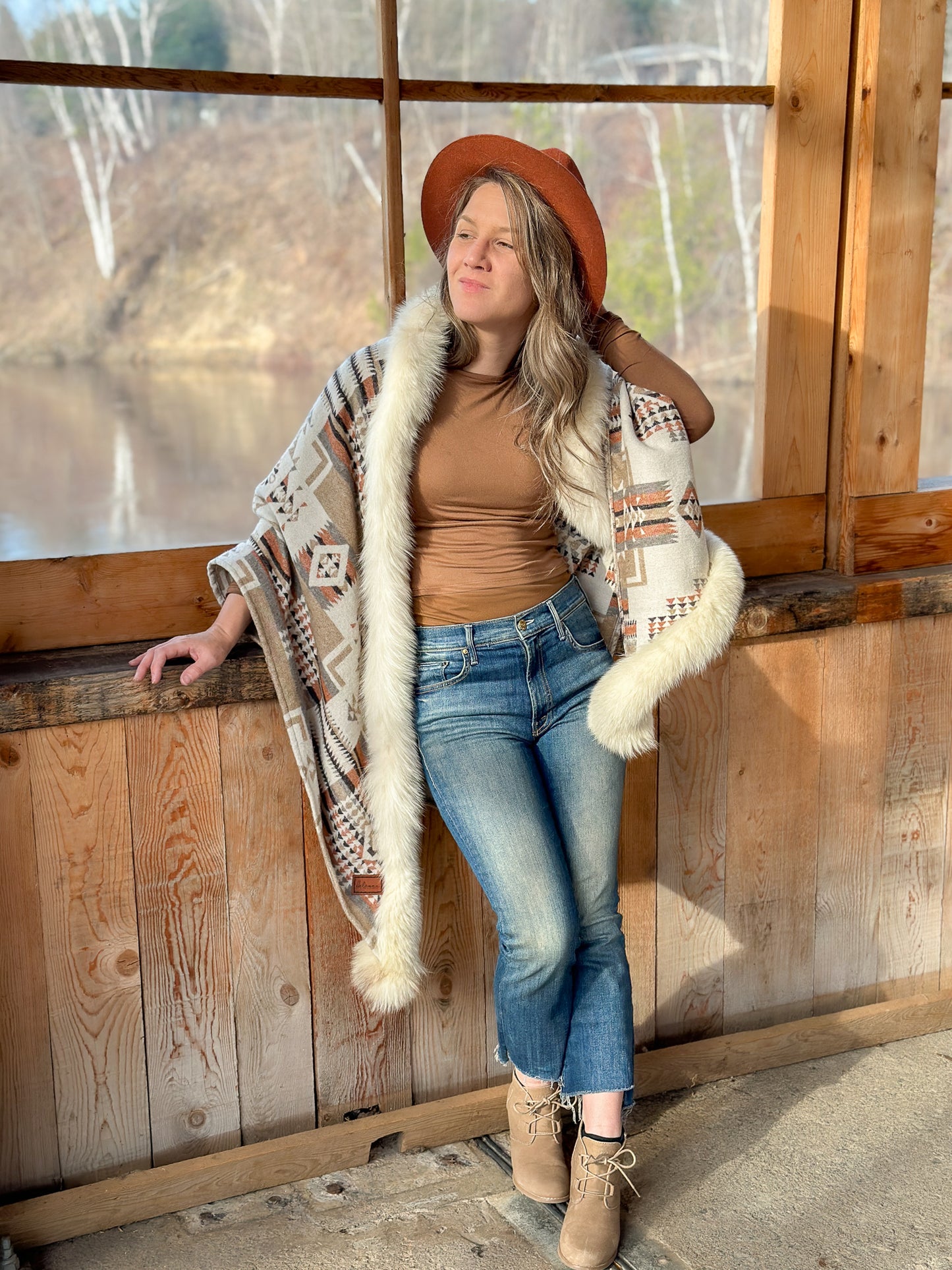 Shawl with fur