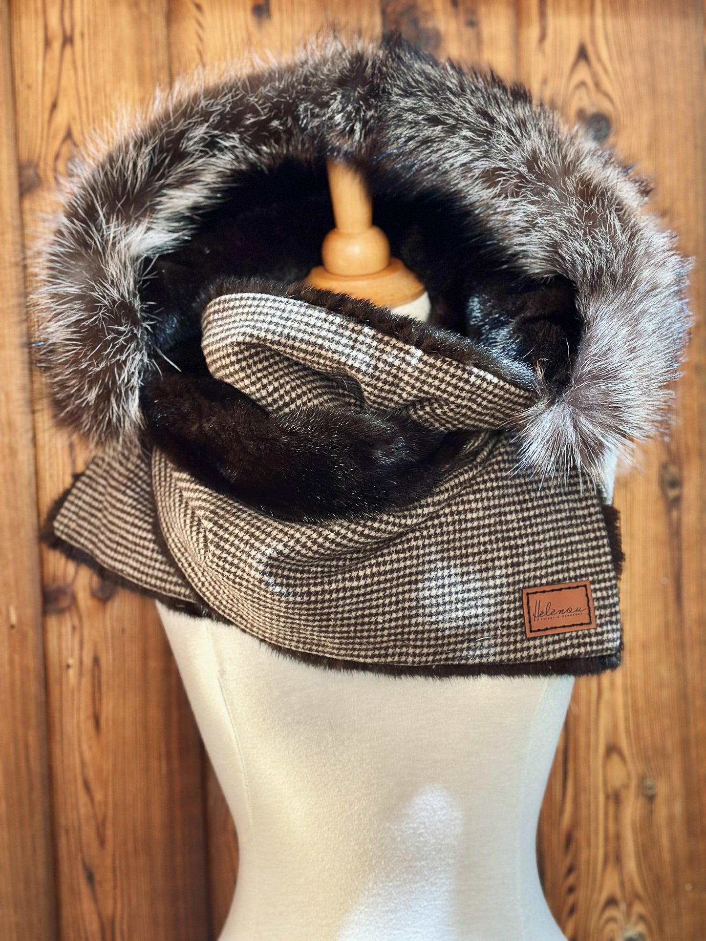 Foulard à capuchon amovible et réversible
