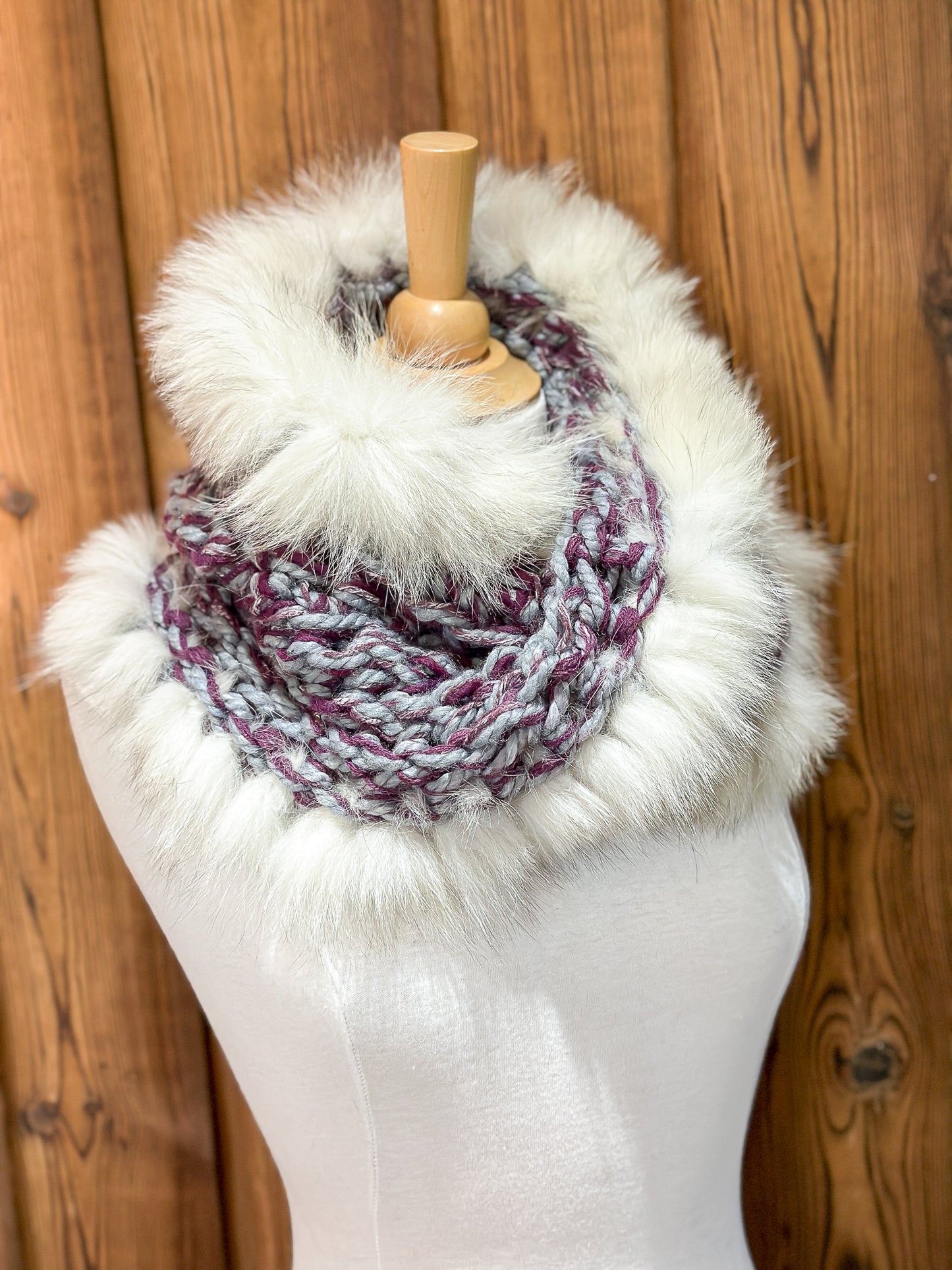 Foulard gris et fuchsia avec fourrure recyclée Renard
