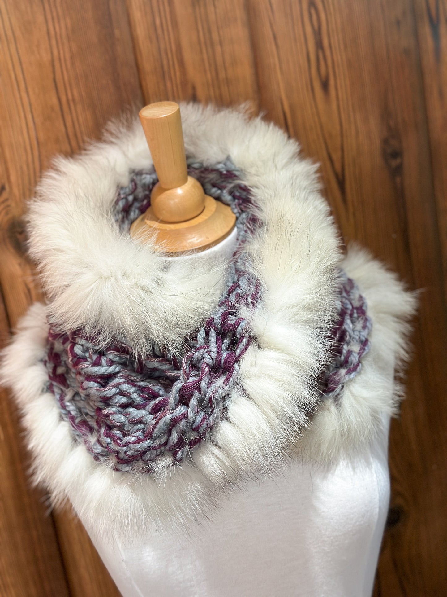 Foulard gris et fuchsia avec fourrure recyclée Renard