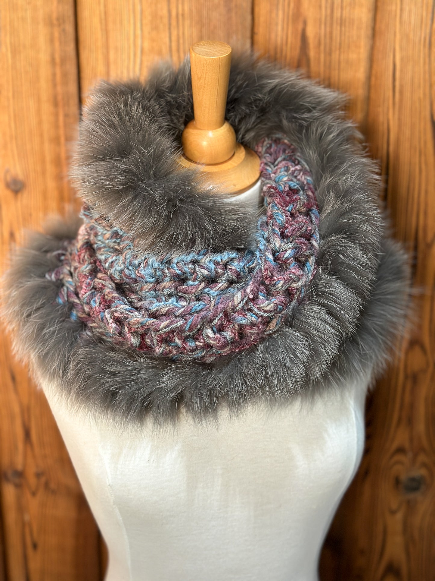 Foulard avec fourrure recyclée, Mauve et bleu