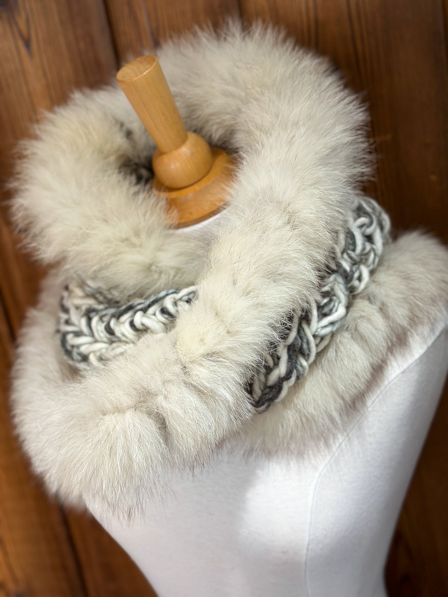 Foulard gris et crème avec fourrure recyclée Renard