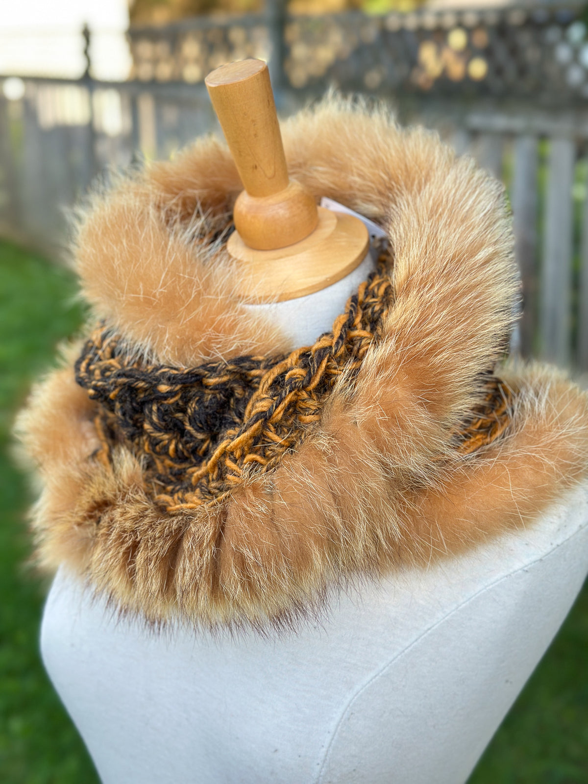 Foulard jaune et noir avec torsade fourrure recyclée