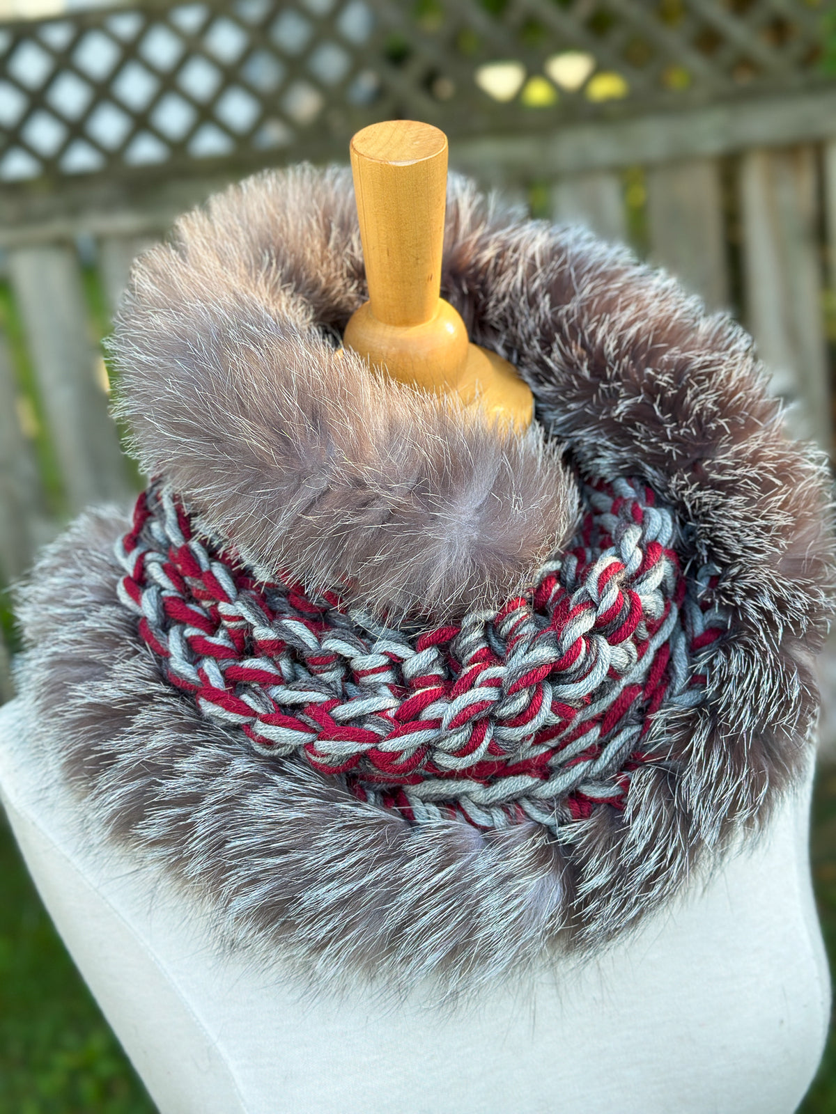 Foulard Rouge et gris avec torsade et fourrure recyclée - Renard
