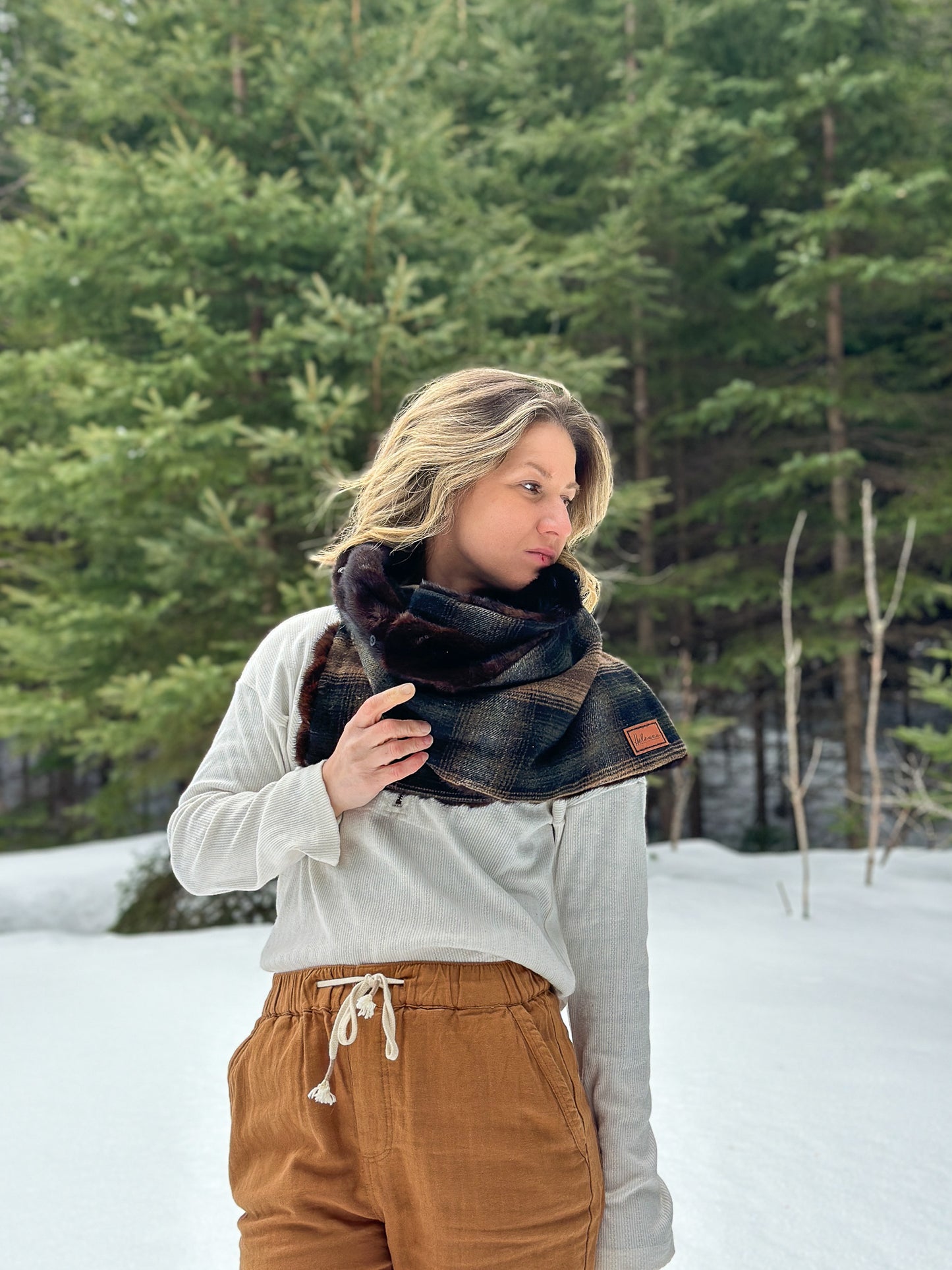 Foulard à capuchon amovible et réversible