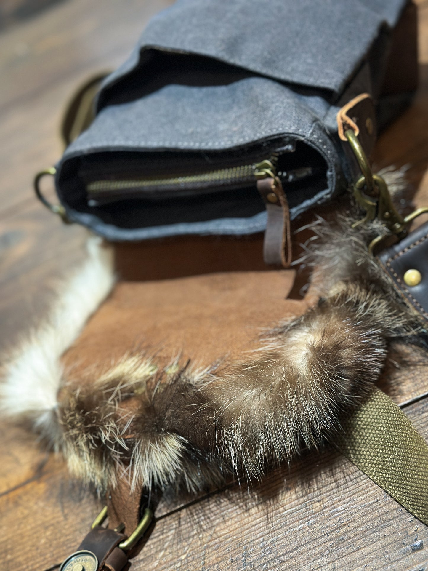 Sac à main avec rabat fourrure