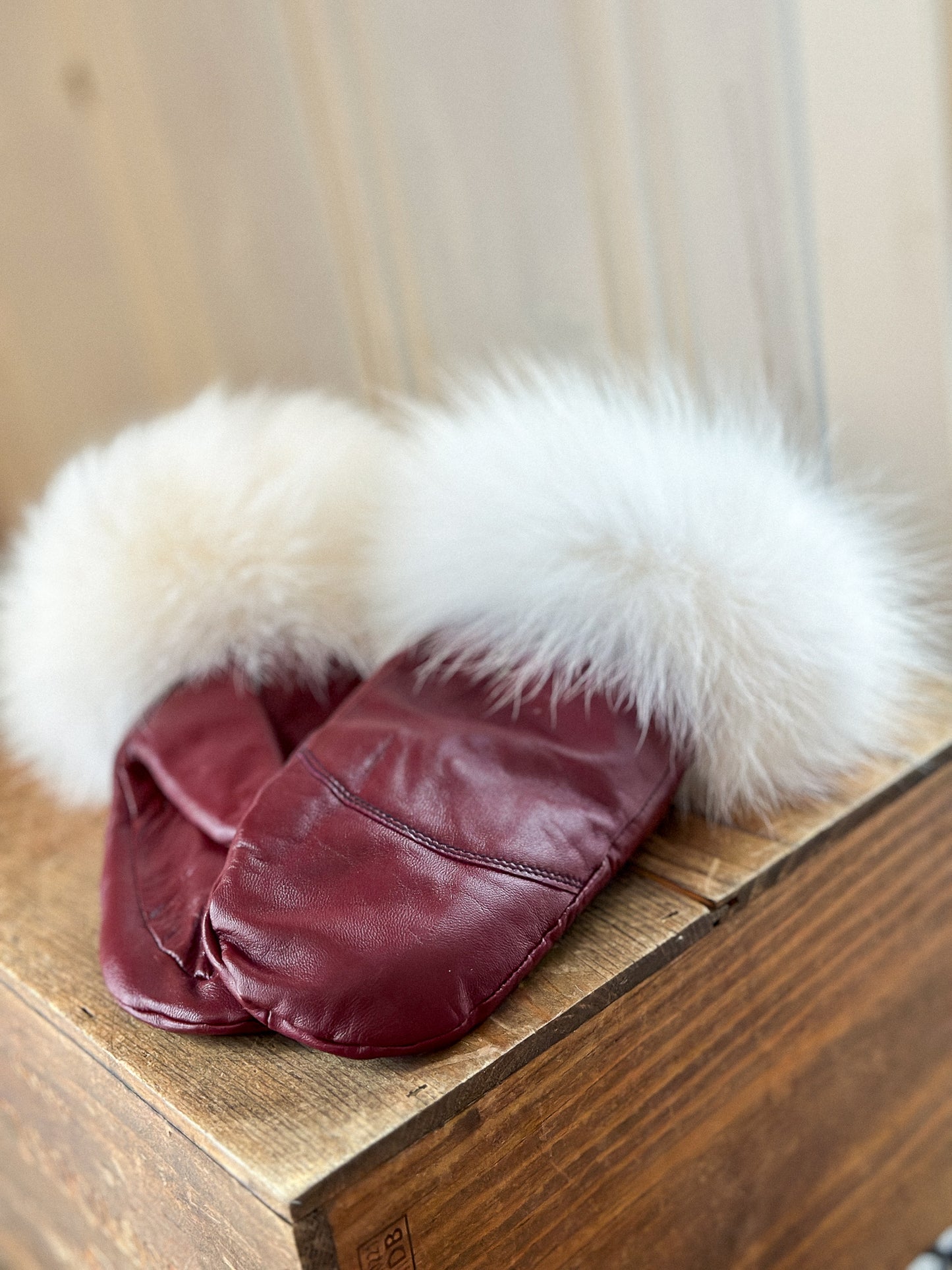 Mitaines en cuir rouge avec fourrure recyclée