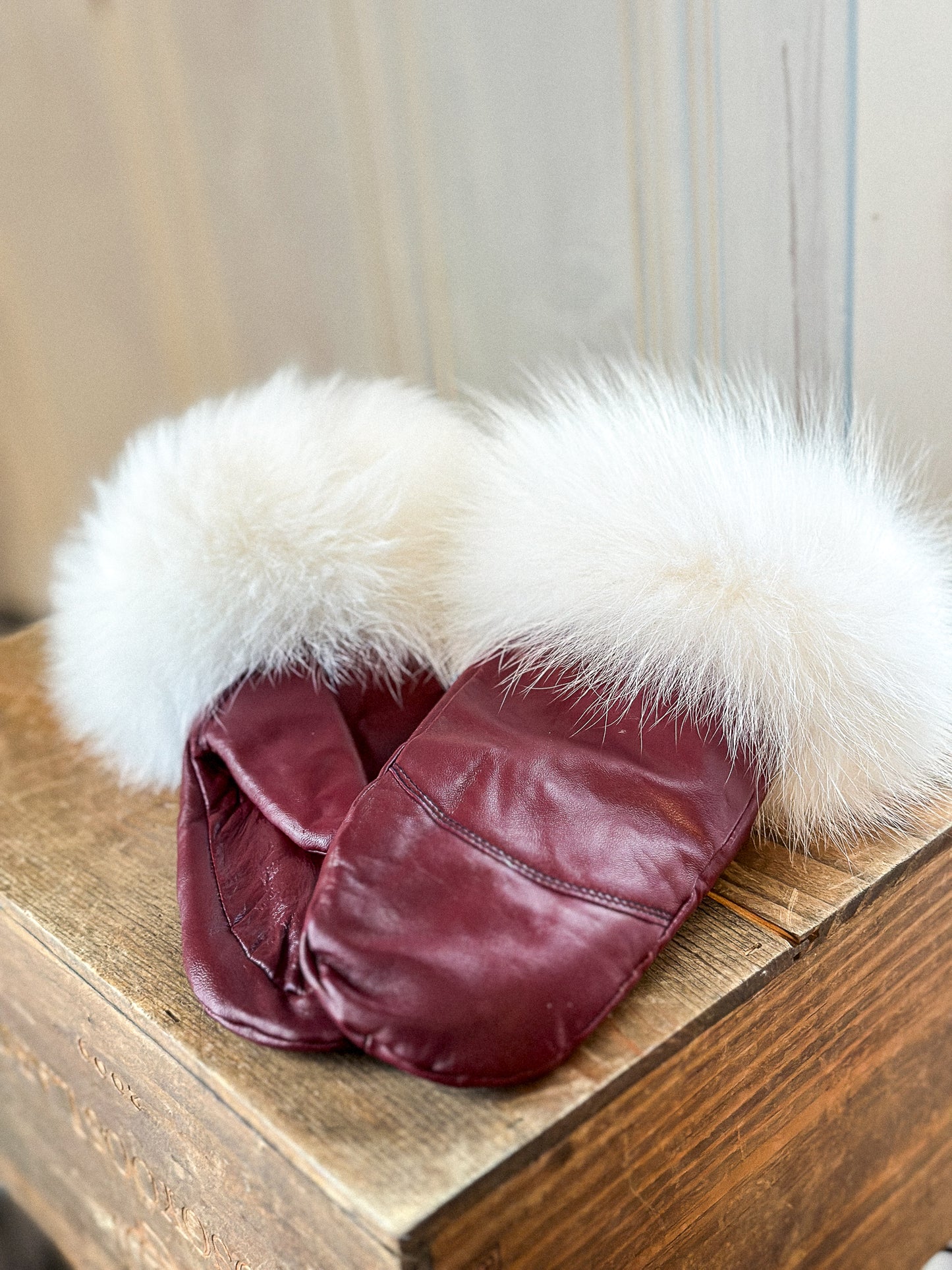 Mitaines en cuir rouge avec fourrure recyclée