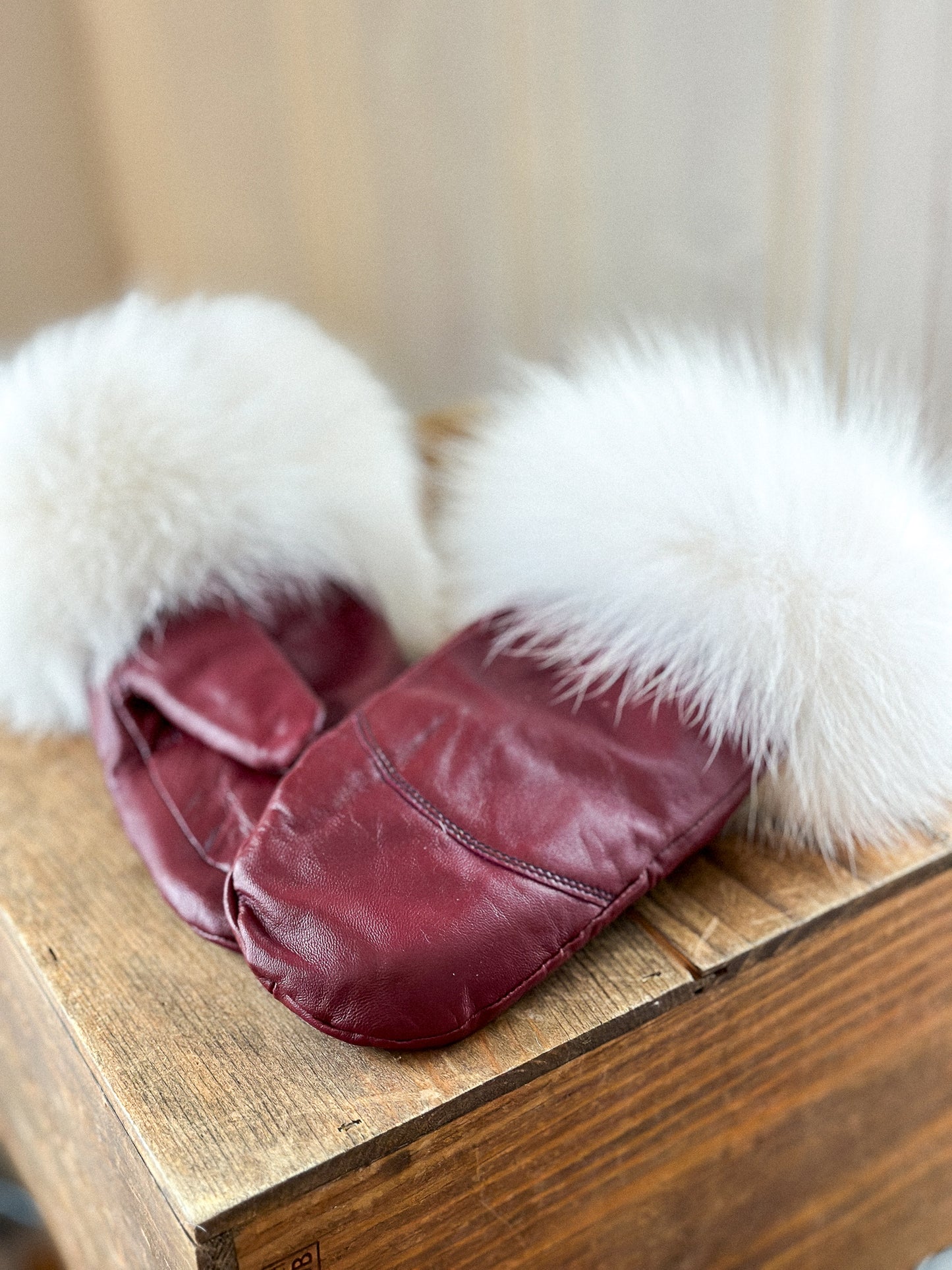 Mitaines en cuir rouge avec fourrure recyclée