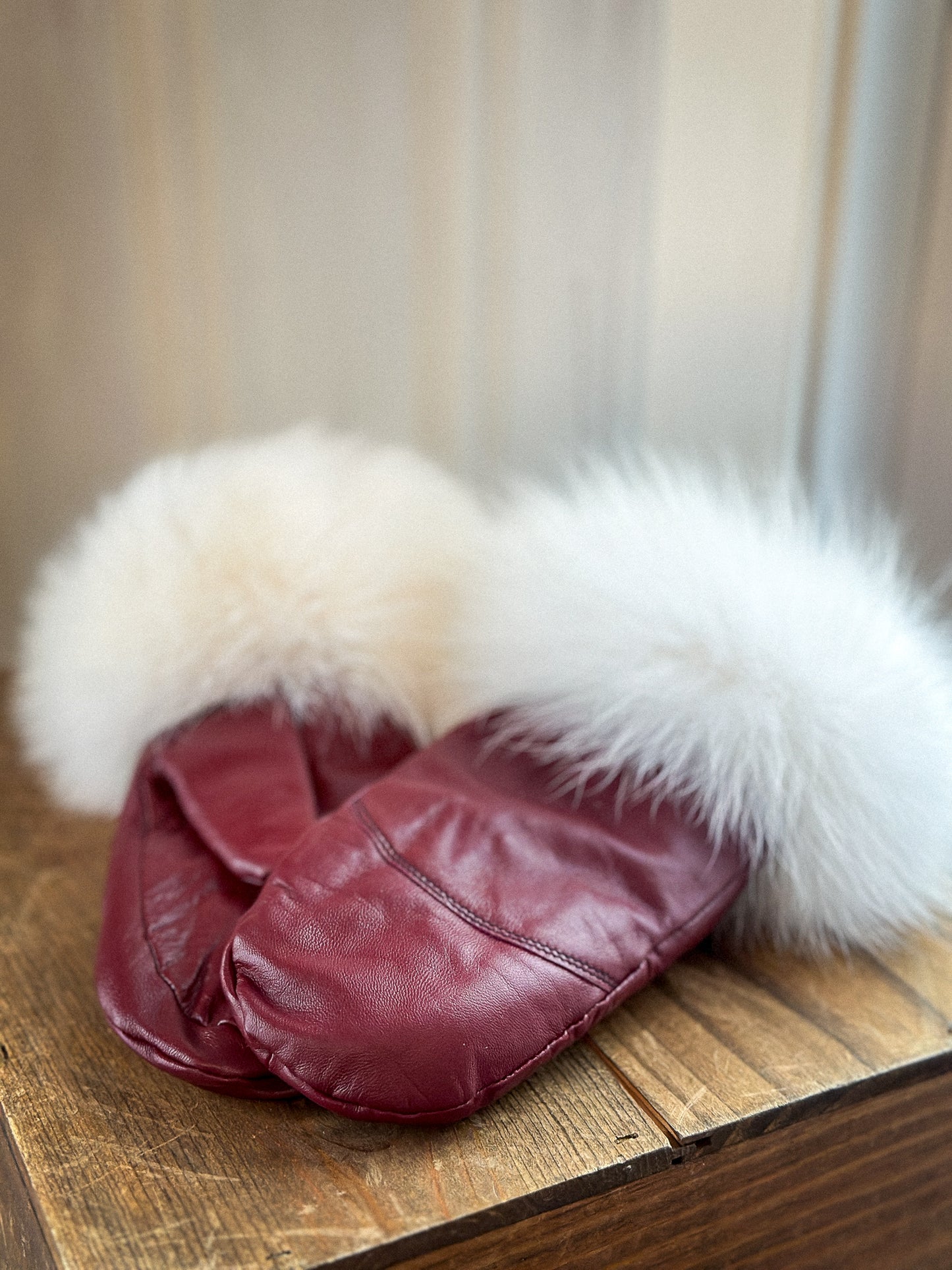 Mitaines en cuir rouge avec fourrure recyclée