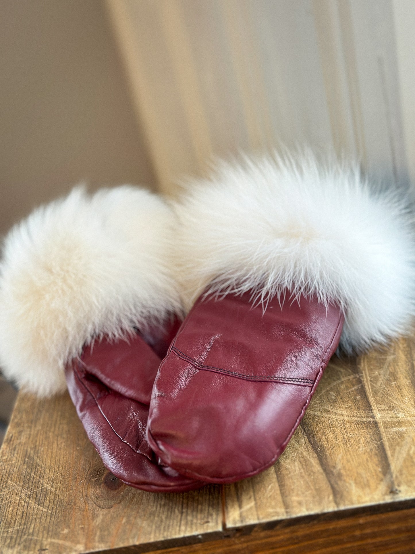 Mitaines en cuir rouge avec fourrure recyclée