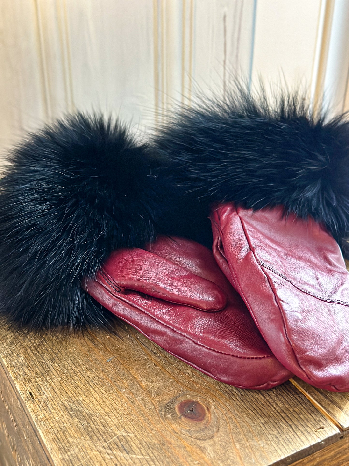 Mitaines en cuir rouge avec fourrure recyclée
