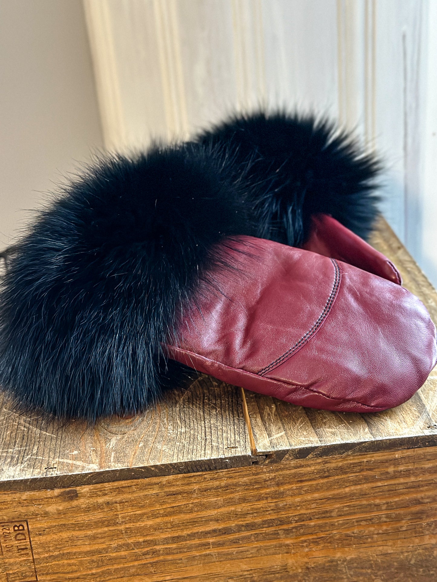 Mitaines en cuir rouge avec fourrure recyclée