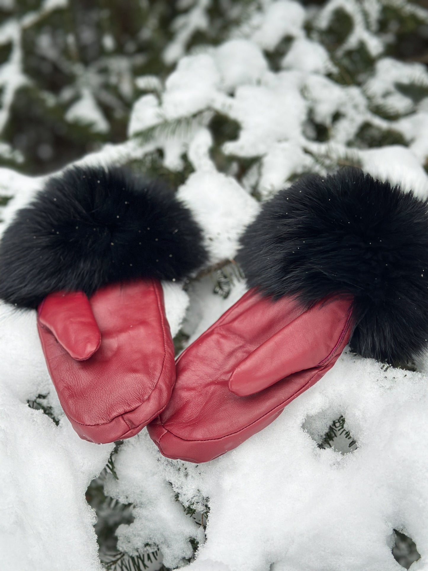 Mitaines en cuir rouge avec fourrure recyclée