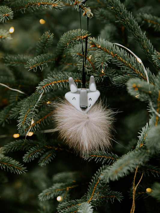 ornement de noel / petit renard en verre fusion avec pompon de fourrure 