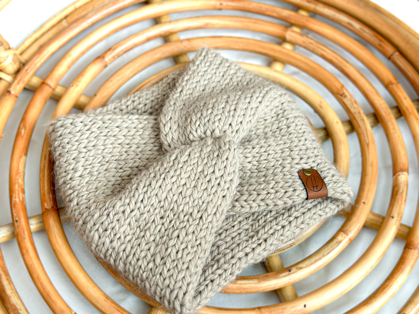 bandeau pour femme en tricot torsadé en laine douce fait à la main women's headband in soft, handmade woolen cable knit