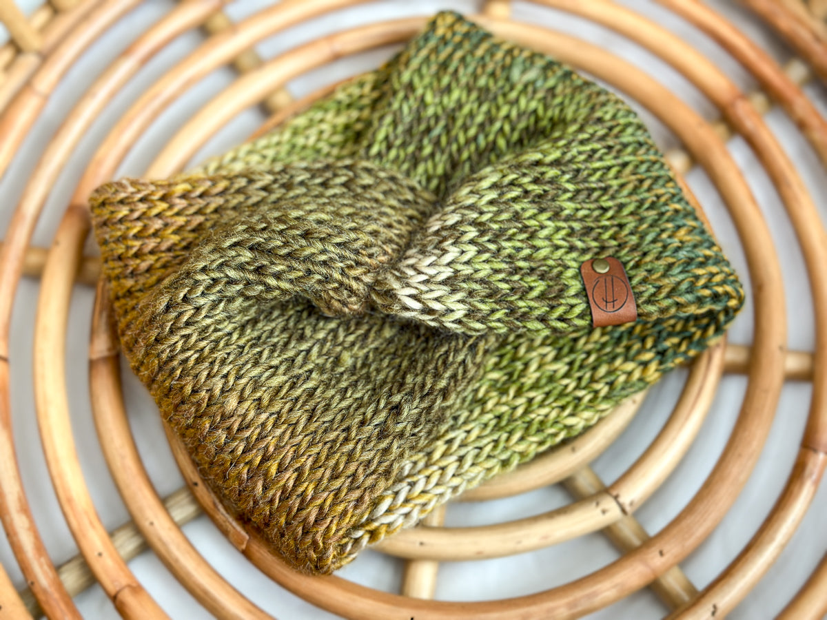 Cache oreille bandeau headband au tricot torsadé en laine douce fait à la main women's headband in soft, handmade woolen cable knit