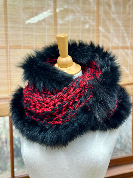 Foulard rouge et noir avec fourrure recyclée