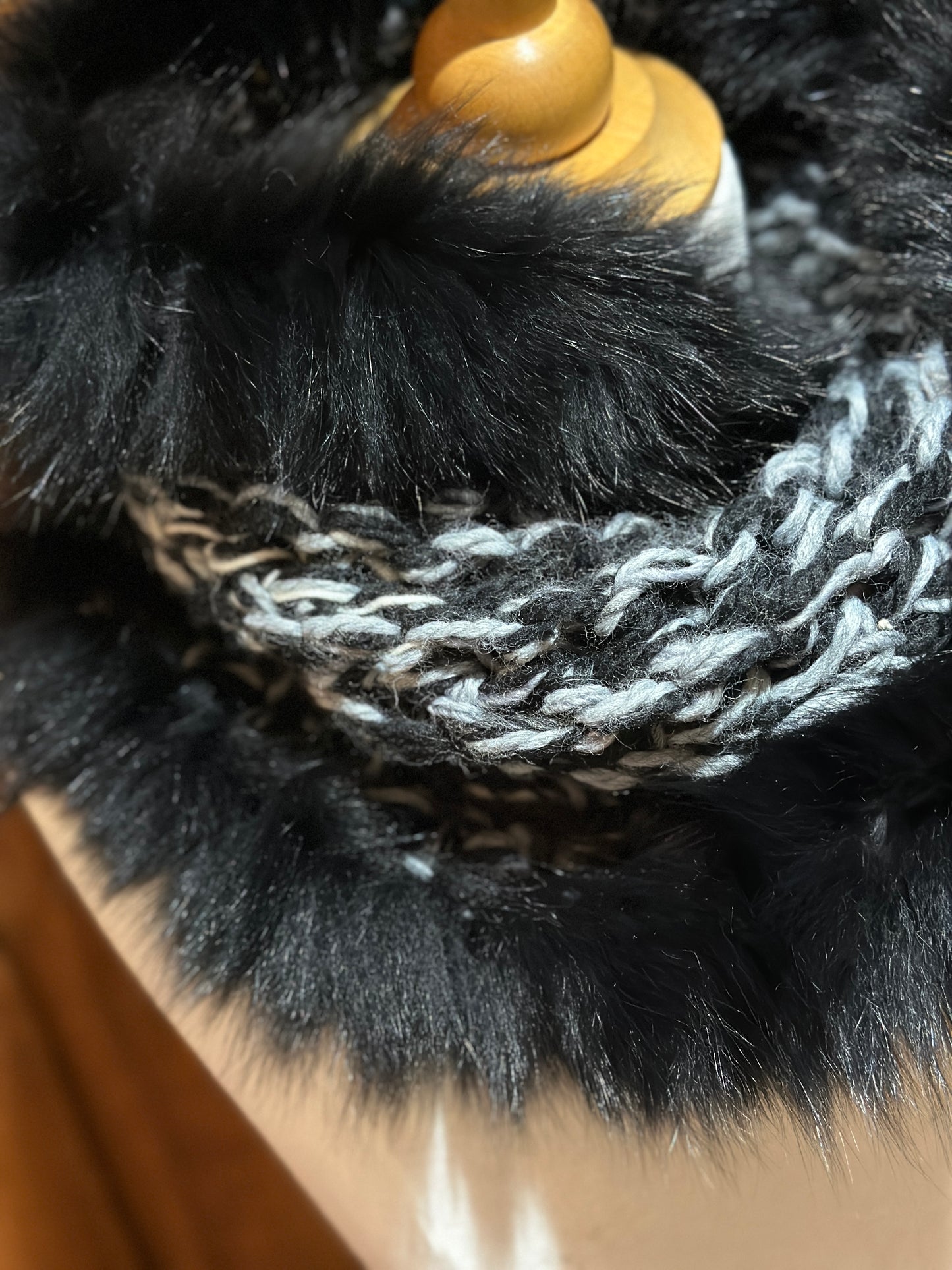 Foulard avec fourrure recyclée - Noir et gris