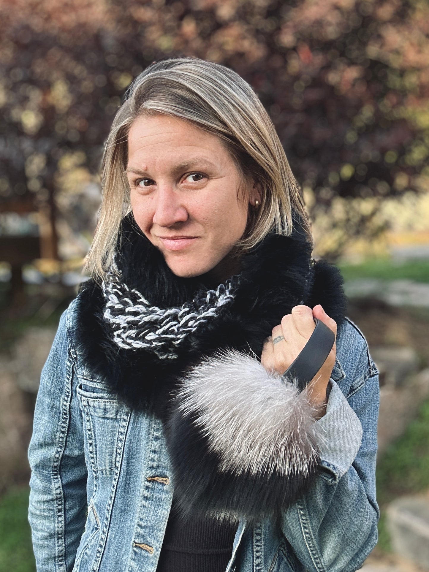 Foulard avec fourrure recyclée - Noir et gris