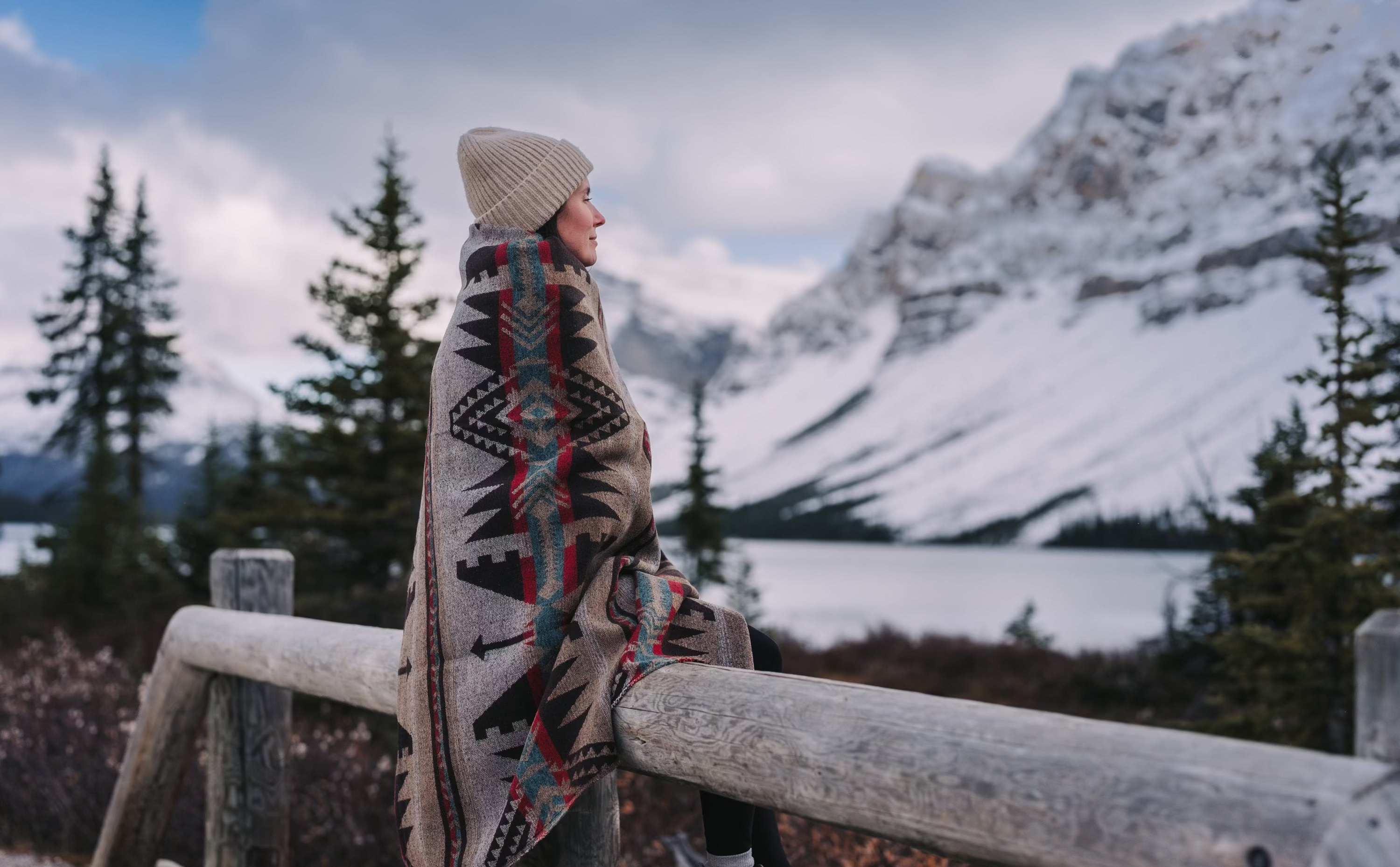 Couverture dans un décor à Banff devant les montagnes enneigés